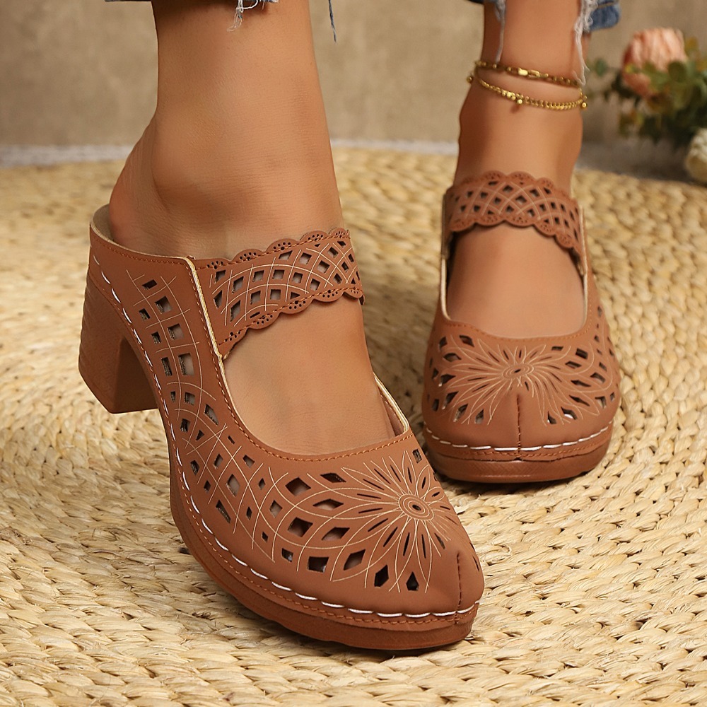 Vintage Fashion Dresses - Sandal Selop Wanita dengan Desain Lubang,