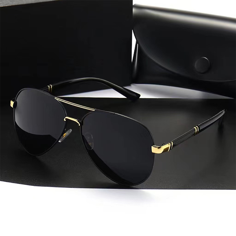 Vintage Fashion Enthusiasts - Kacamata Hitam Pria Mewah dengan Lensa